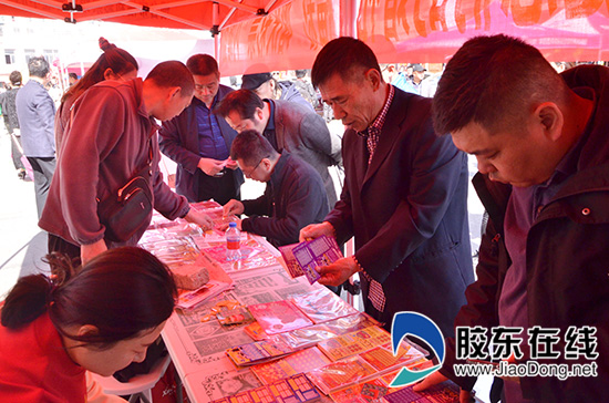 市民在展台前刮刮刮了