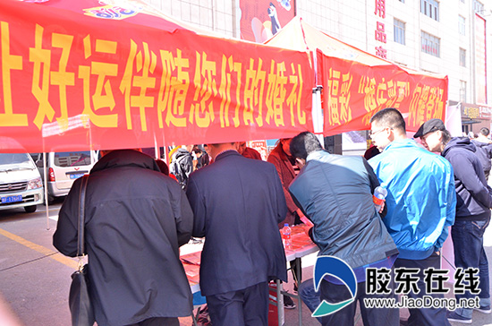 市民们在展台前了解活动详情