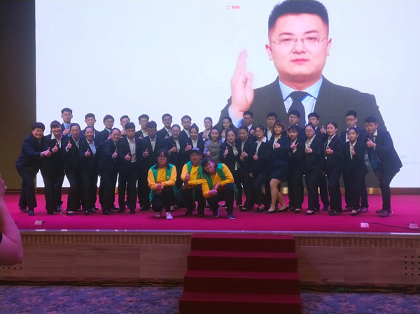 无腿演说家陈州携手吴子钦老师举办烟台超级演讲会