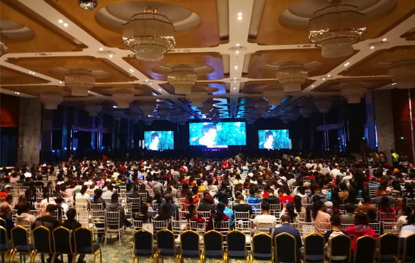 无腿演说家陈州携手吴子钦老师举办烟台超级演讲会