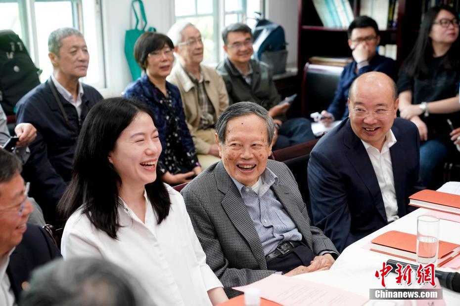 杨振宁、翁帆新书《晨曦集》在清华发布