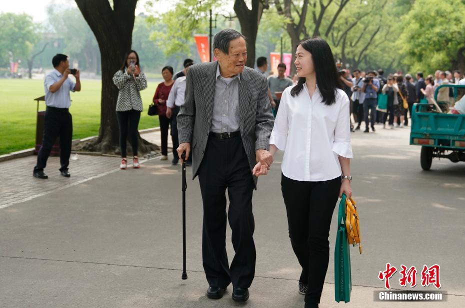 杨振宁、翁帆新书《晨曦集》在清华发布