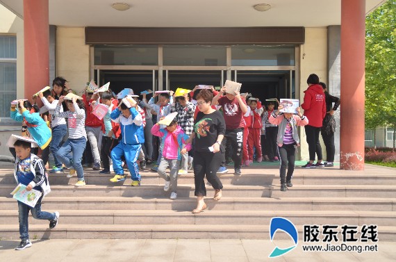 第三实验小学组织防震疏散演练 (1)_副本