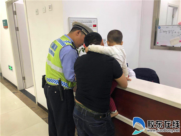 烟台交警夜查：酒驾爸爸将一岁孩子放副驾驶！