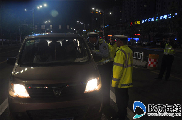 核载7人面包车竟载了11人 男子涉违法被罚款扣分