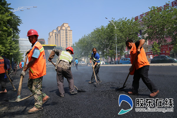 只楚路施工位置处,工人们起垫检查井