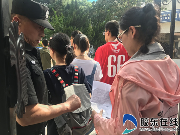 考生持准考证进考点