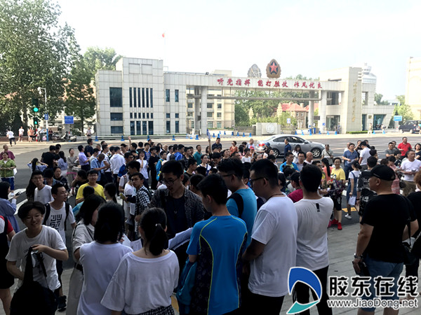 有的学校老师带领学生一起看考场