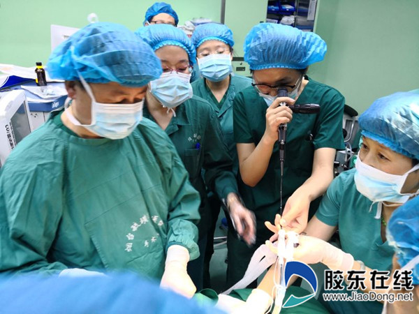 医生们在用仪器检查患者身体内部情况