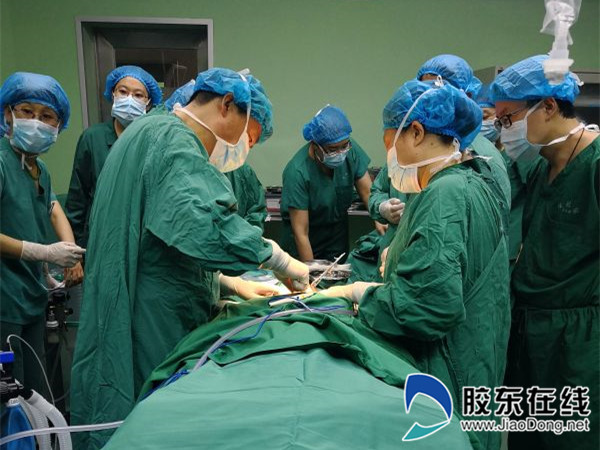 手术过程中,每位医生都紧绷神经,生怕出现任何差错