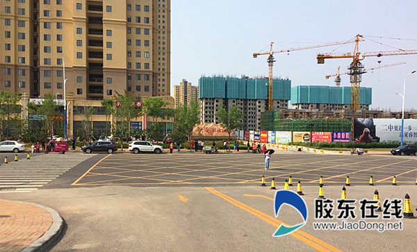 【烟台二中】9点,高考开始了,烟台二中考点门口静悄悄,少了“陪考”大军身影。也许,在许多家长心里,孩子长大了,即使爸妈不在身边陪伴,他们也可以独自应对人生的种种考验。