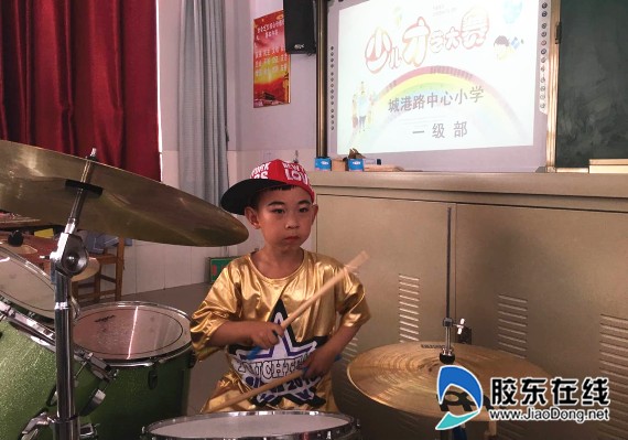 别瞧我年龄小,已经是架子鼓高手_副本