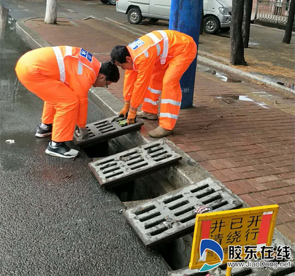 600余座雨水篦子需要打开,防汛队员们辛苦了一早上