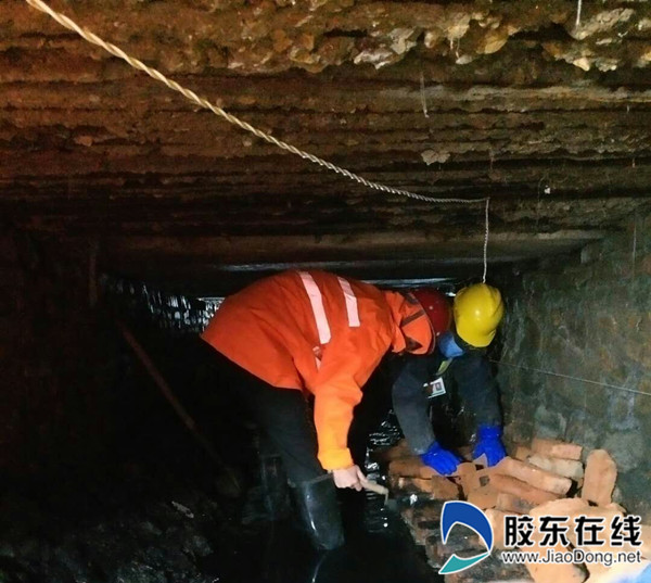 检修工人下井施工