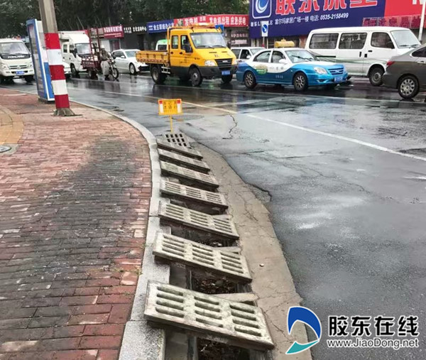 汛期将至,路边排水井检修工作已经开始