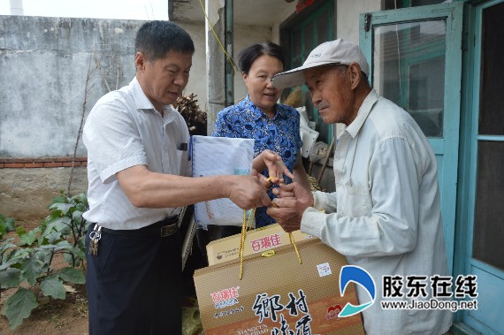 莱州市科协开展端午节前走访慰问贫困户活动（图）_部门_莱州频道