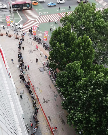 等待选购海尔家电的市民排成“长龙”