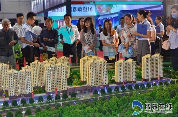 市民在台海观云山的展位咨询楼盘详情