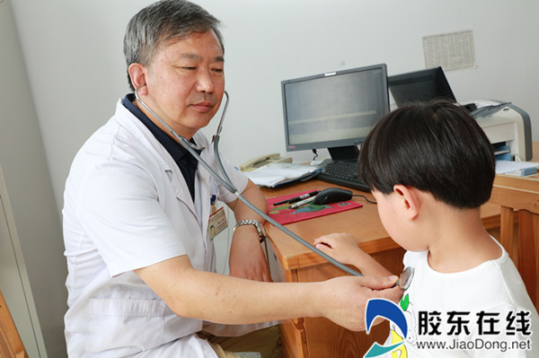 医生为孩子测量