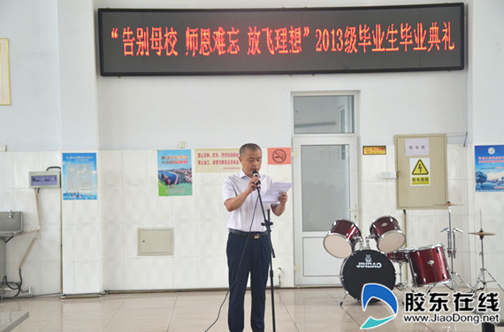 三实小举行2013届学生毕业典礼 (3)_副本