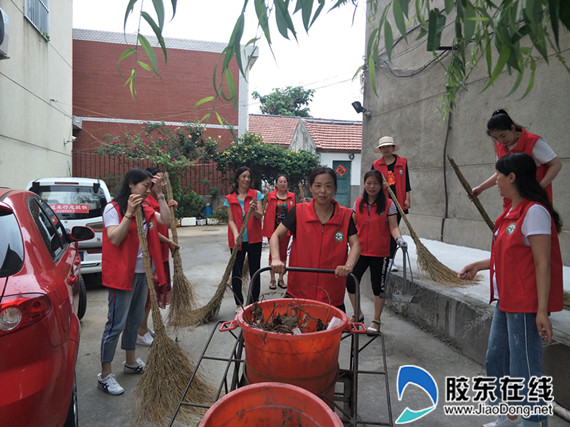 实验小学党员志愿者服务进社区_副本