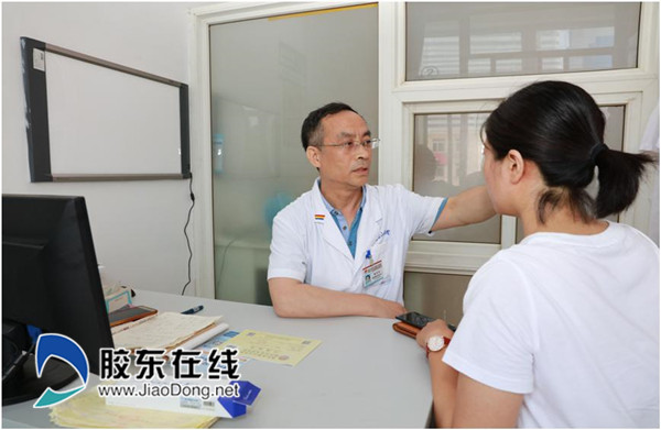 烟台山医院整形外科张文安主任为市民做整形方案_副本