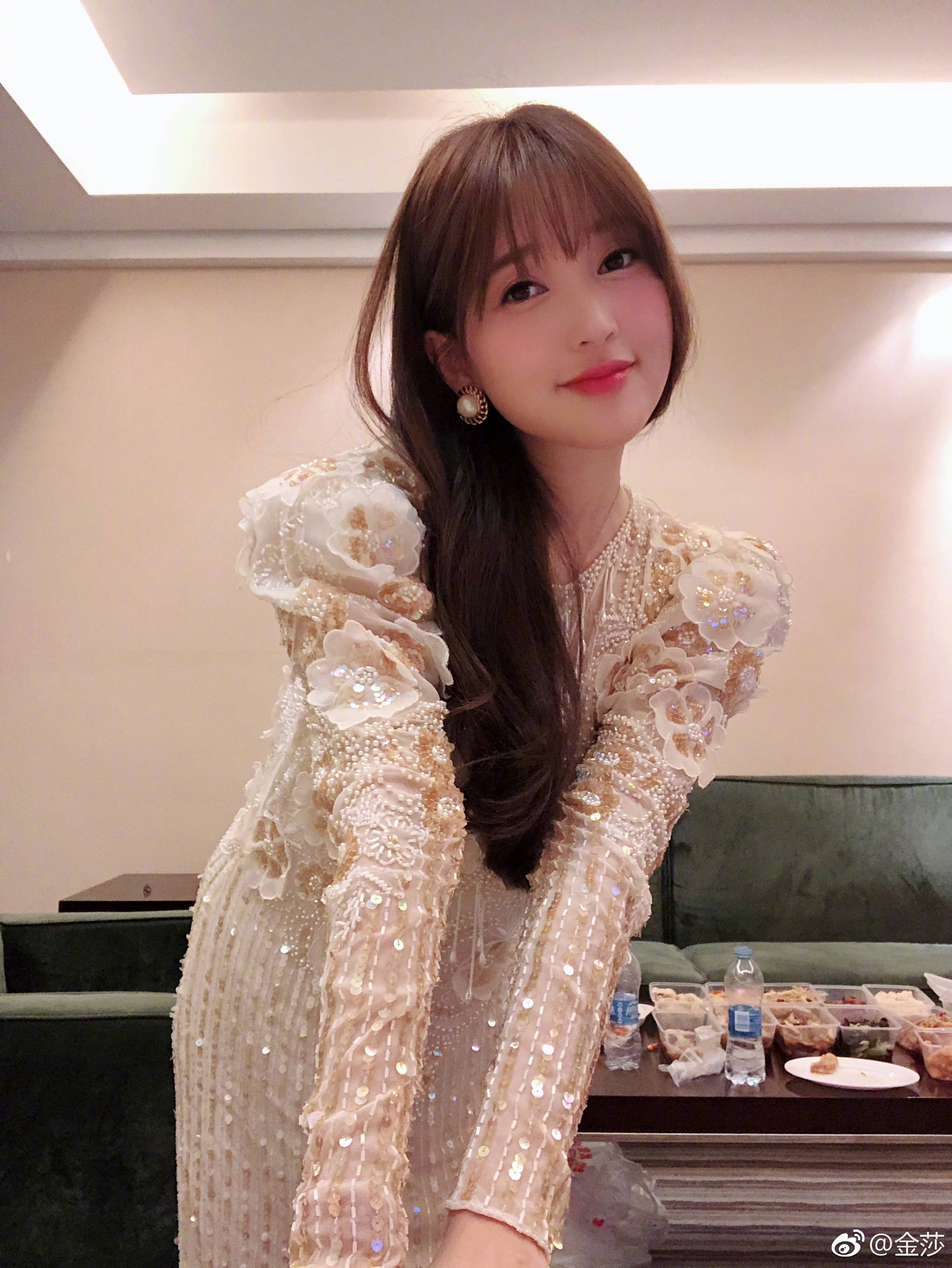 金莎晒自拍照少女感十足 网友:又一位逆生长