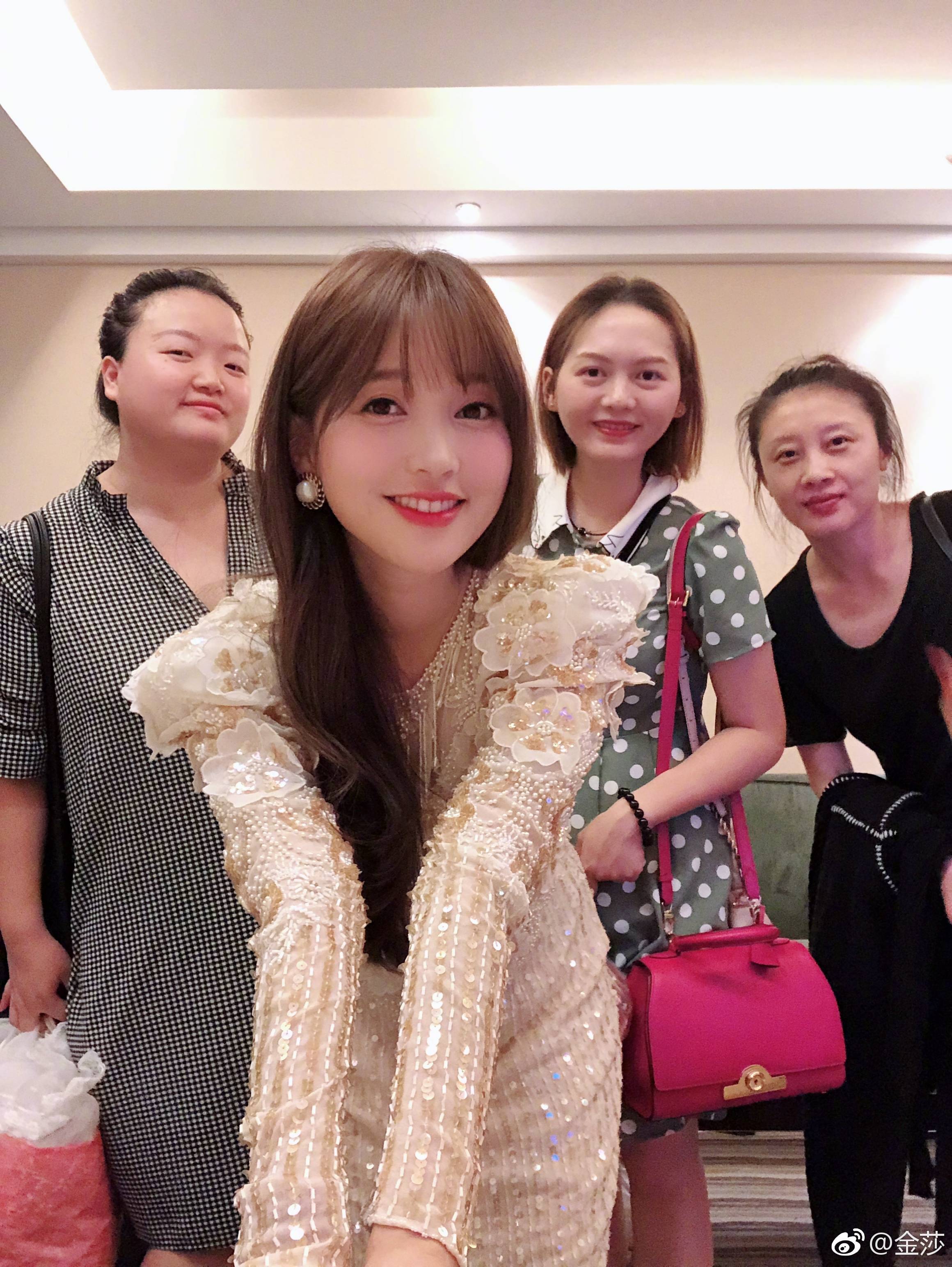 金莎晒自拍照少女感十足 网友:又一位逆生长