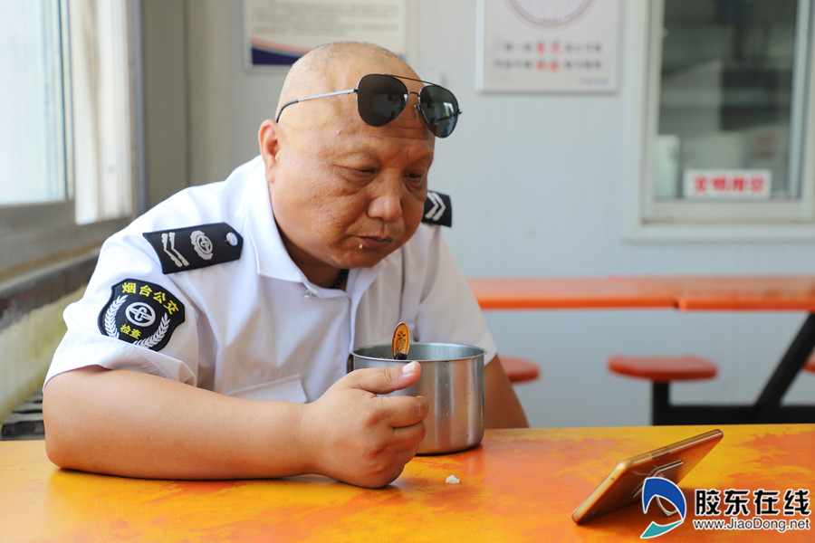 公交司机吃饭间隙看手机