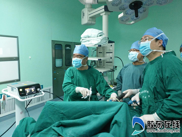 陈军主任正在做手术