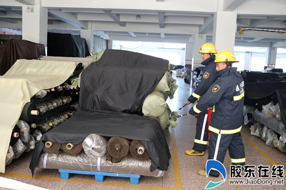 栖霞消防大队指导服装厂开展灭火逃生演练(图