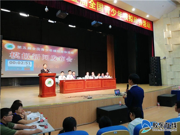 姜润坤同学做新闻发言人并接受模拟记者提问