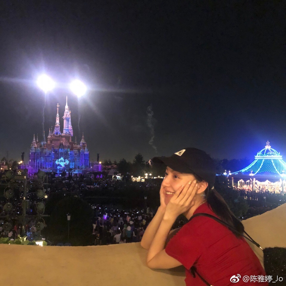 王思聪搂新女友现身迪士尼 正是演员陈雅婷