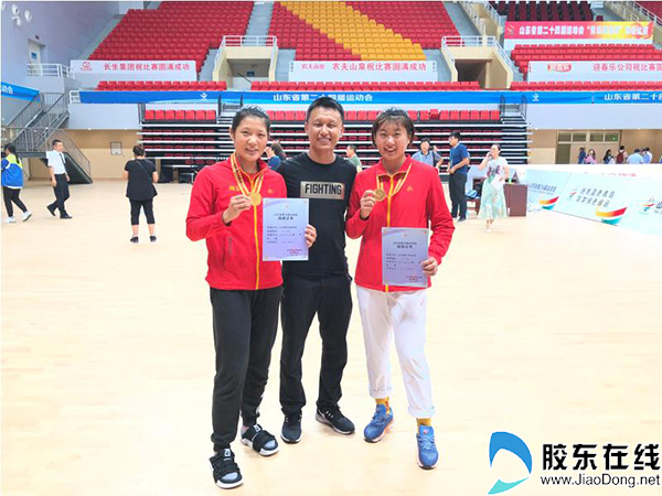 主教练尚乔大(中)与获奖运动员合影(左一为女乙63-66kg级冠军李彤,右一为69-75kg级王夕玥)