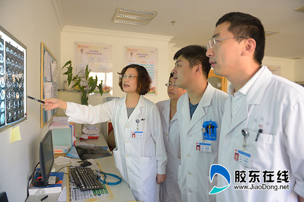 孙萍(右四)与同事分析患者病情