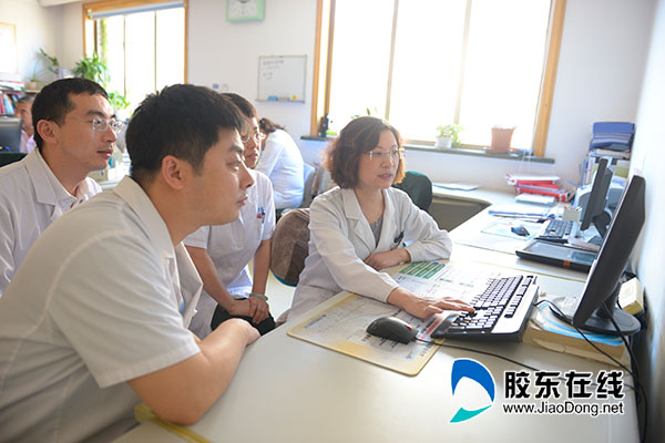 孙萍(右一)与同事讨论病例