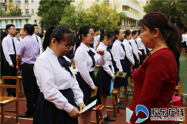 烟台一中举行高三学子成人礼暨高考誓师会