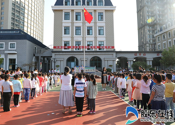 芝罘民警走进校园开展扫黑除恶安全教育(图)