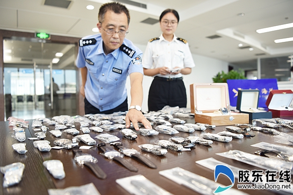 海关工作人员对查获走私手表进行清点 姜元武 摄