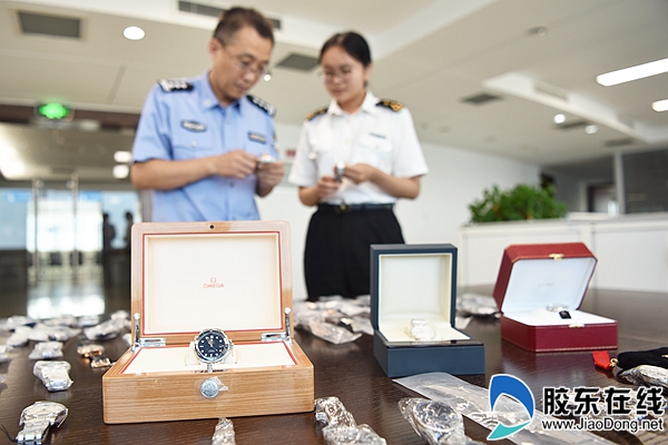 海关工作人员对查获走私手表进行清点