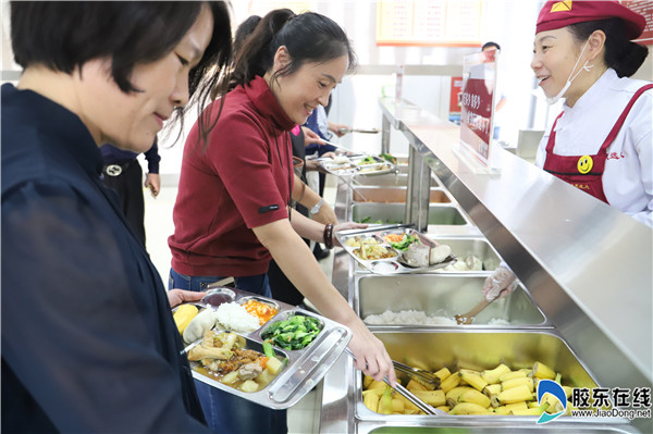 与会人员体验食堂配餐
