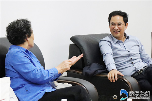 于光辉院长与老教师亲切交谈