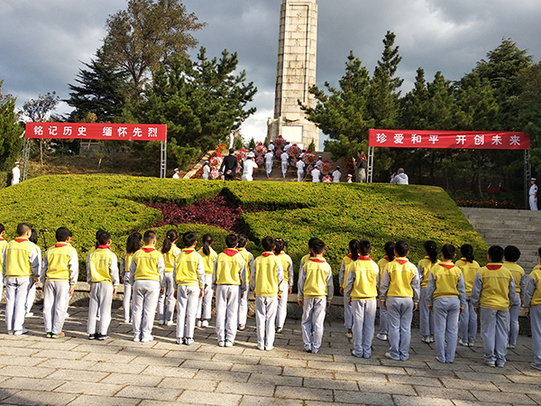 通伸小学少先队员参加公祭日活动缅怀革命烈士