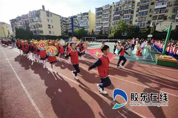 各班级组成方阵依次入场