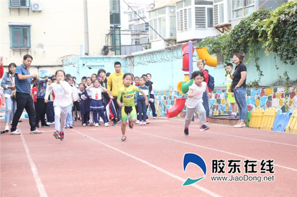 小运动员们顽强拼搏、奋勇争先_副本