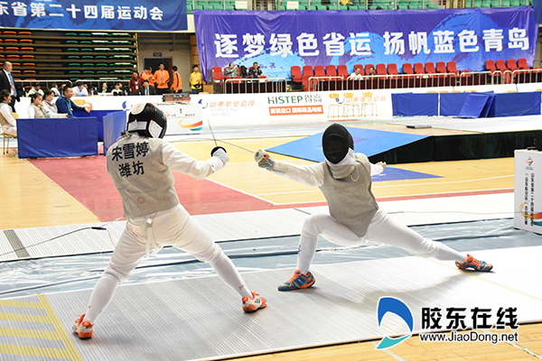 6烟台击剑队运动员(右)与对手比赛中