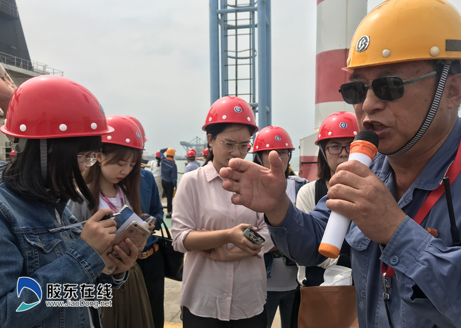 64岁的毛连宝说起湛江钢铁,底气十足-湛江日报社供图_副本