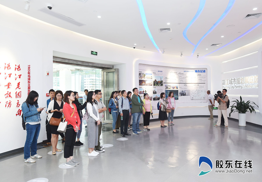 采访团走进城市规划馆,了解湛江发展变迁_副本