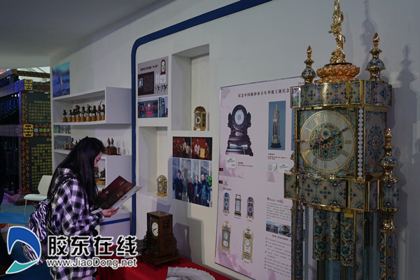 参展游客在了解美时嘉钟表相关情况