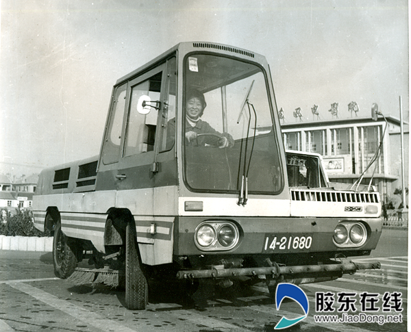 1978年,市区第一辆扫地车